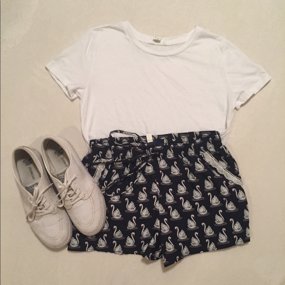 Swan Shorts with Lace Pocket Details